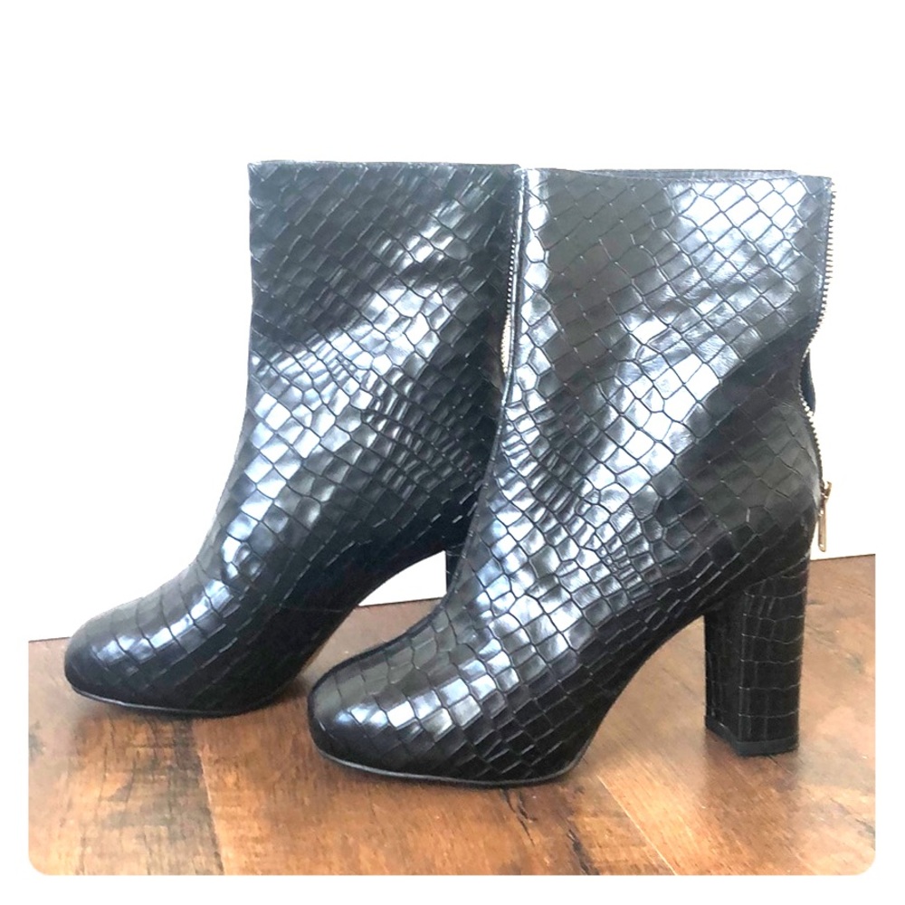 Ankle black boots with silver zip on the back.